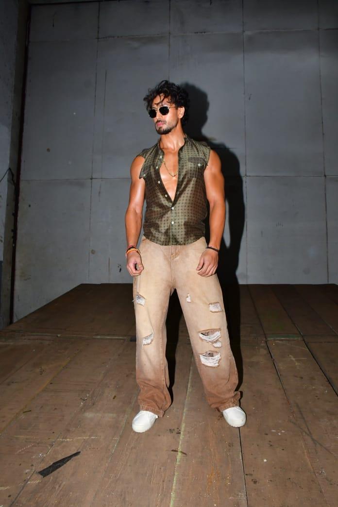 Tiger Shroff chose a relaxed yet trendy look, donning a brown unbuttoned vest and beige pants.